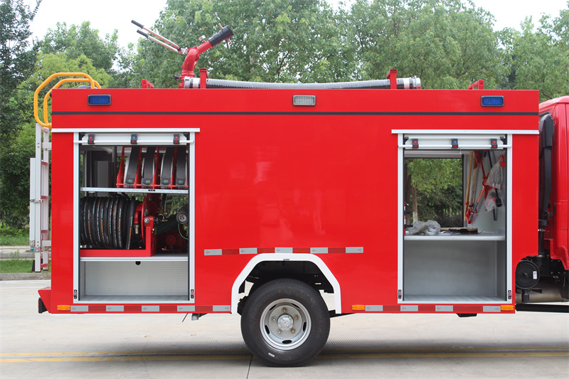 Isuzu 4x4 off road 3000L mini water fire truck