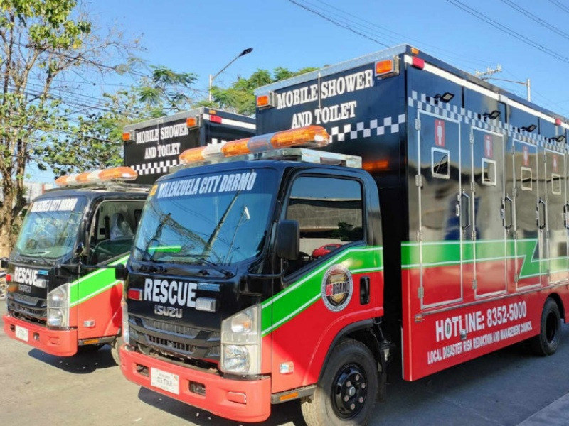 Imágenes de vehículos con ducha y sanitarios móviles de emergencia de Isuzu